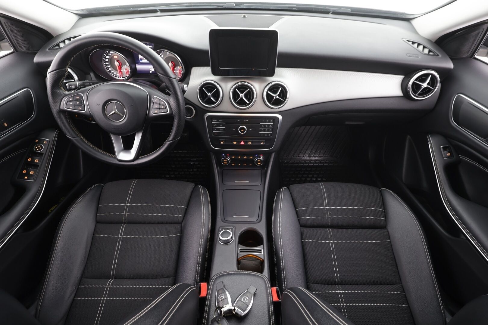 Mercedes-Benz GLA 2016 200 A Urban Off-Roader * Peruutuskamera / Bi-Xenon / Puolinahkasisusta / Bluetooth / Vakkari - Suomi-auto / Kahdet renkaat aluvanteilla / Night / Juuri tullut Tampereelle!