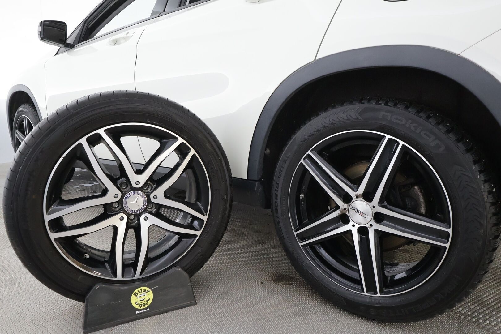 Mercedes-Benz GLA 2016 200 A Urban Off-Roader * Peruutuskamera / Bi-Xenon / Puolinahkasisusta / Bluetooth / Vakkari - Suomi-auto / Kahdet renkaat aluvanteilla / Night / Juuri tullut Tampereelle!