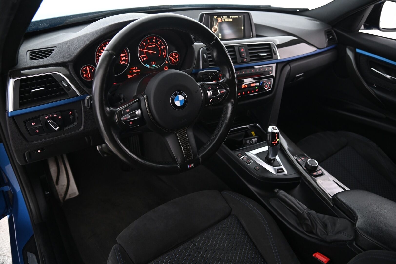 BMW 330 2016 F30 Sedan 330e A Business M-Sport*Hifit / Shadowline / Sporttipenkit* - *Estoril Blue / 2x renkaat & vanteet* - Osta nyt, maksa vasta ensi vuonna