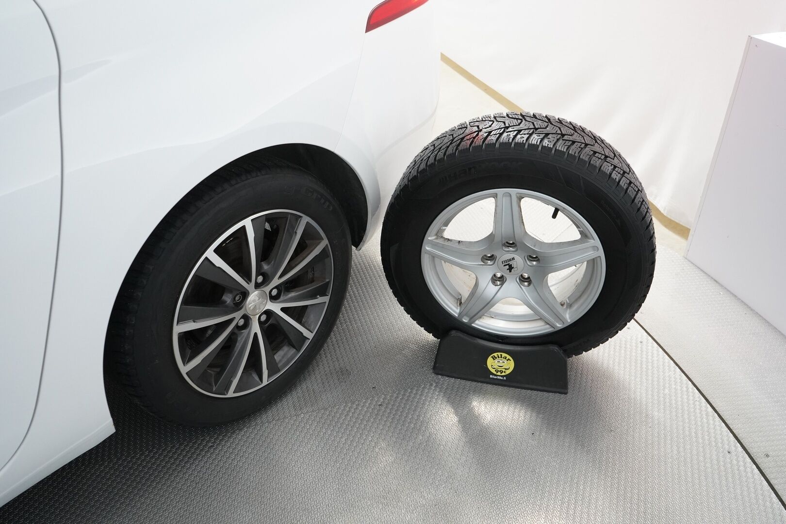 Peugeot 308 2016 SW Allure Edition PureTech 130 *Led-valot / Tutkat / Vakionopeudensäädin / Jakopää tehty / Kahdet renkaat* - Suomi-auto / Jakopää tehty 09/2025 / Kahdet hyvät renkaat