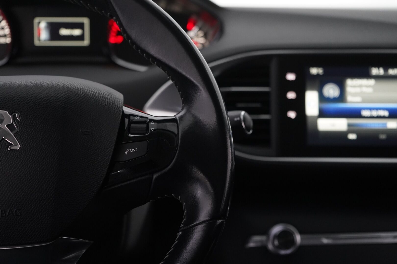 Peugeot 308 2016 SW Allure Edition PureTech 130 *Led-valot / Tutkat / Vakionopeudensäädin / Jakopää tehty / Kahdet renkaat* - Suomi-auto / Jakopää tehty 09/2025 / Kahdet hyvät renkaat