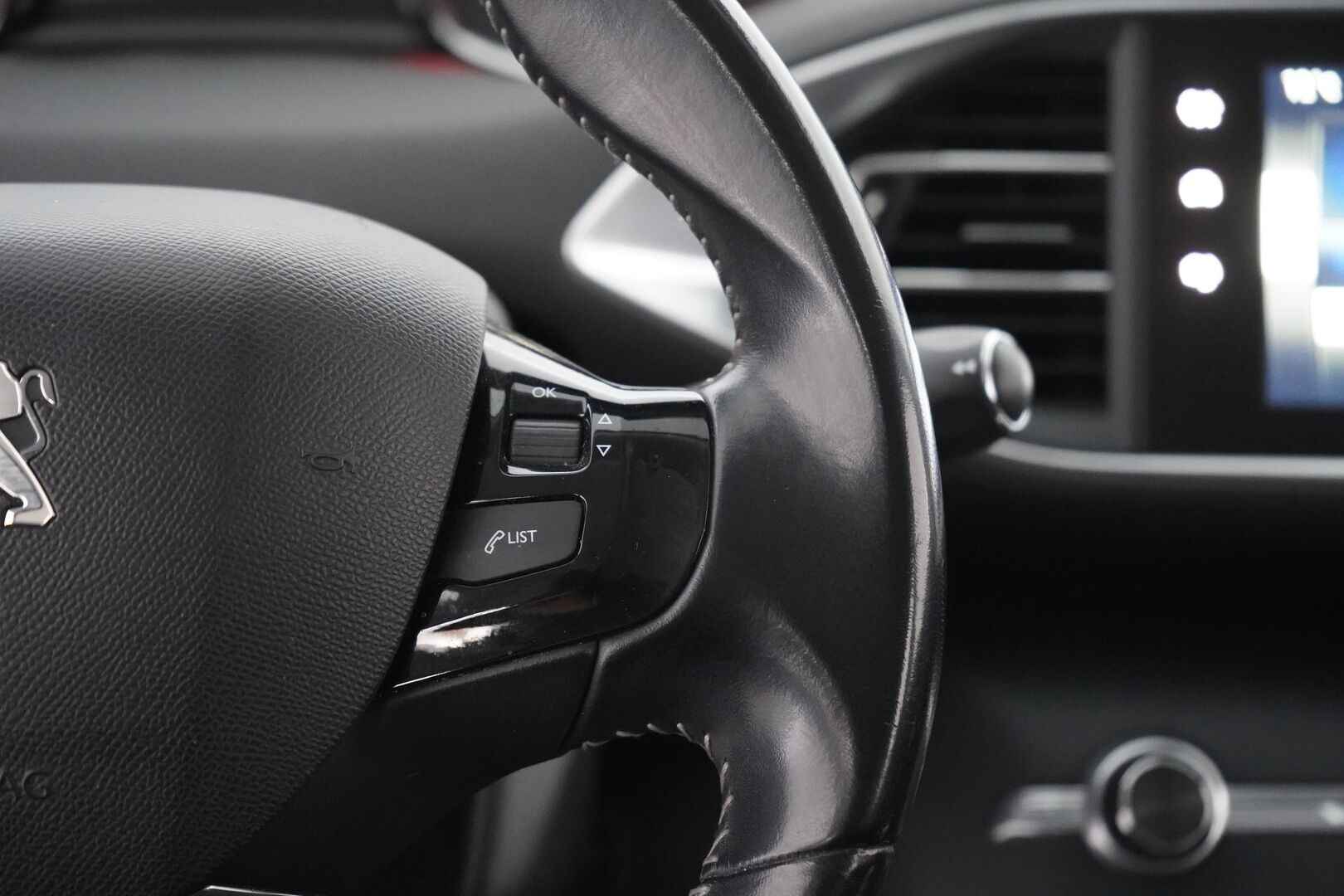 Peugeot 308 2016 SW Allure Edition PureTech 130 *Myydään huutokaupat.com sivustolla* - Suomi-auto / Jakopää tehty 09/2025 / Kahdet hyvät renkaat 