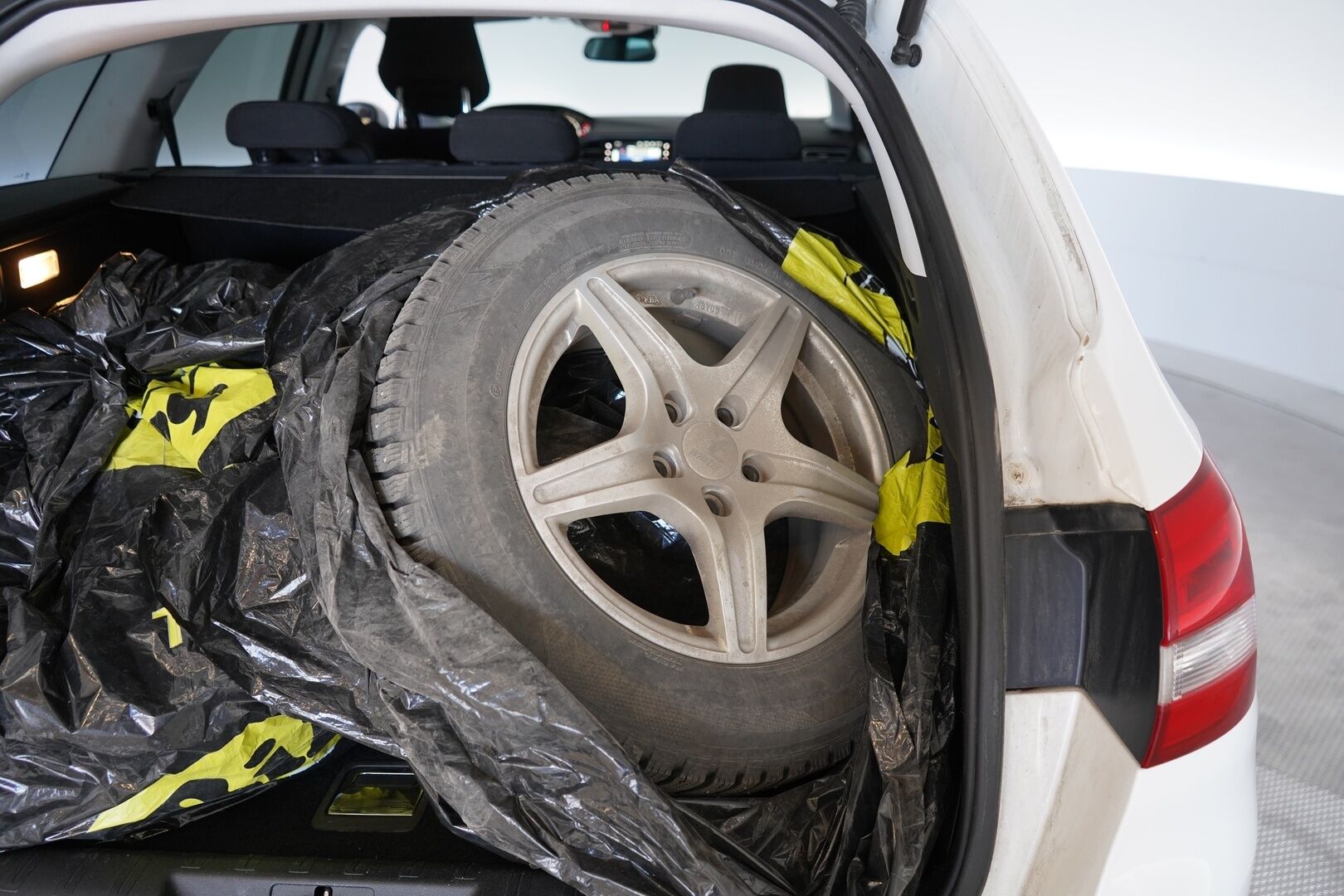 Peugeot 308 2016 SW Allure Edition PureTech 130 *Myydään huutokaupat.com sivustolla* - Suomi-auto / Jakopää tehty 09/2025 / Kahdet hyvät renkaat 