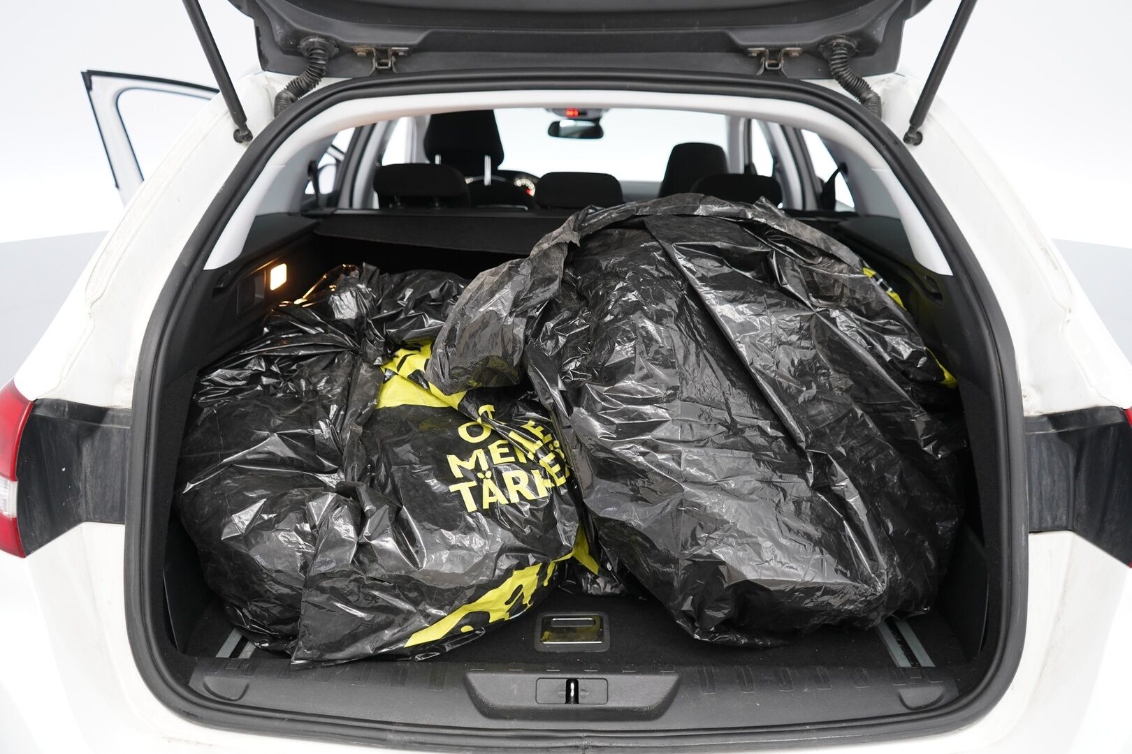 Peugeot 308 2016 SW Allure Edition PureTech 130 *Myydään huutokaupat.com sivustolla* - Suomi-auto / Jakopää tehty 09/2025 / Kahdet hyvät renkaat 