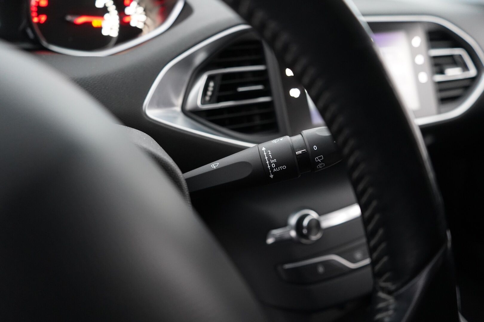 Peugeot 308 2016 SW Allure Edition PureTech 130 *Myydään huutokaupat.com sivustolla* - Suomi-auto / Jakopää tehty 09/2025 / Kahdet hyvät renkaat 