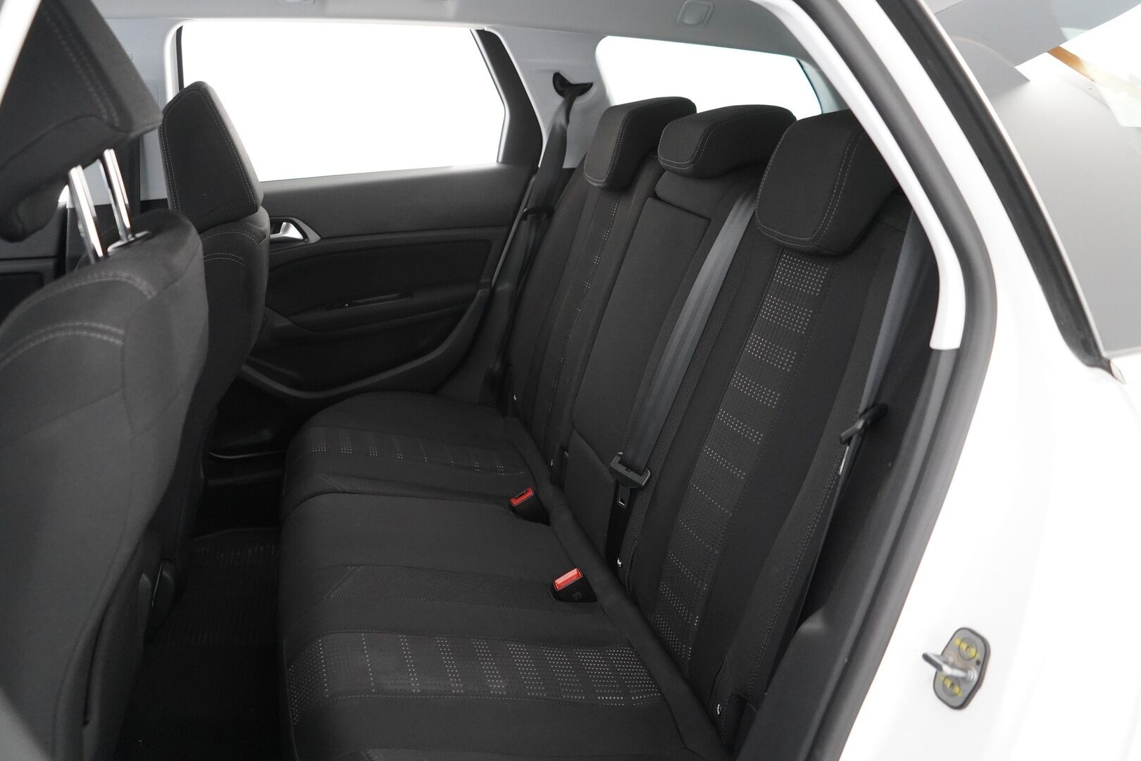 Peugeot 308 2016 SW Allure Edition PureTech 130 *Myydään huutokaupat.com sivustolla* - Suomi-auto / Jakopää tehty 09/2025 / Kahdet hyvät renkaat 