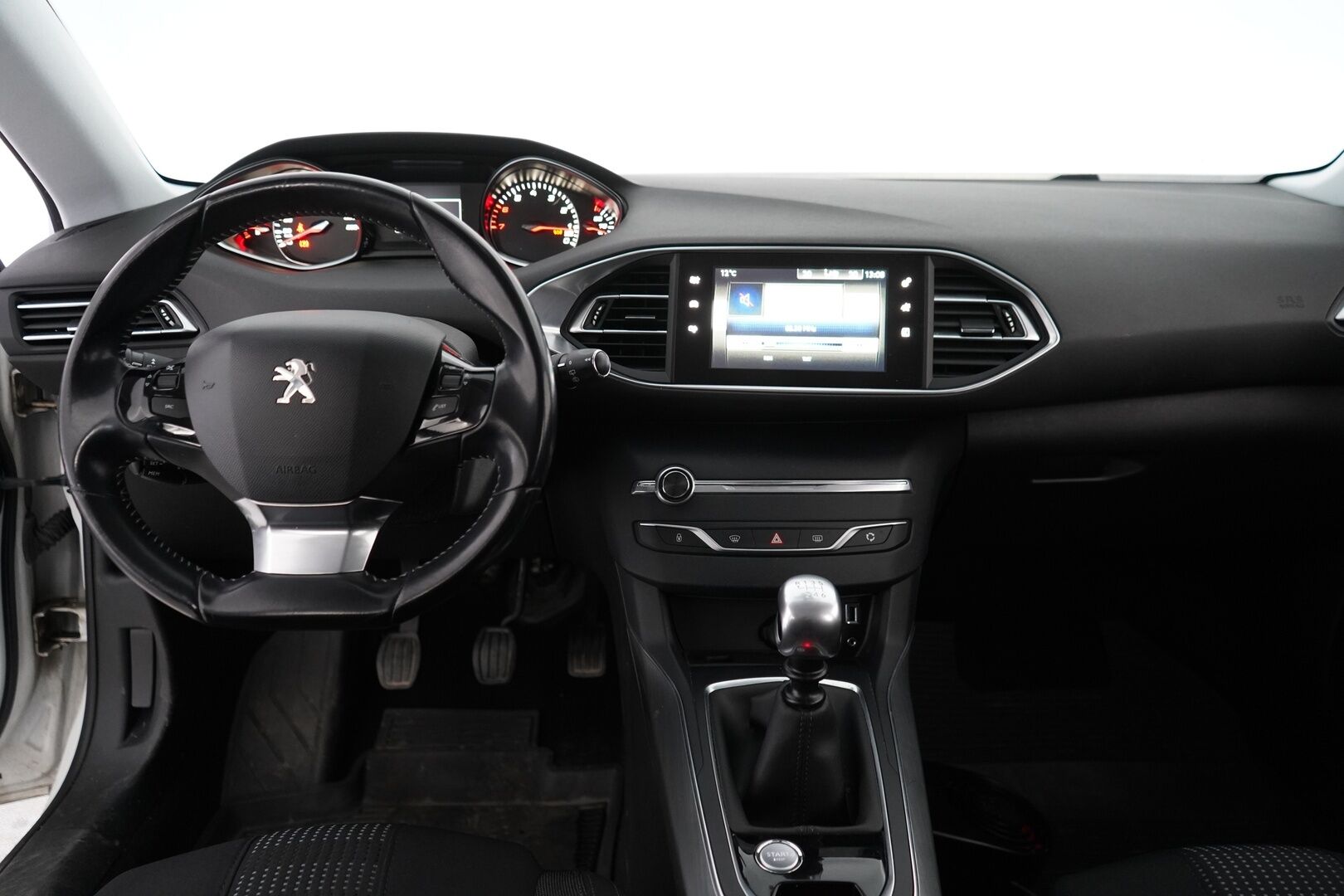 Peugeot 308 2016 SW Allure Edition PureTech 130 *Myydään huutokaupat.com sivustolla* - Suomi-auto / Jakopää tehty 09/2025 / Kahdet hyvät renkaat 
