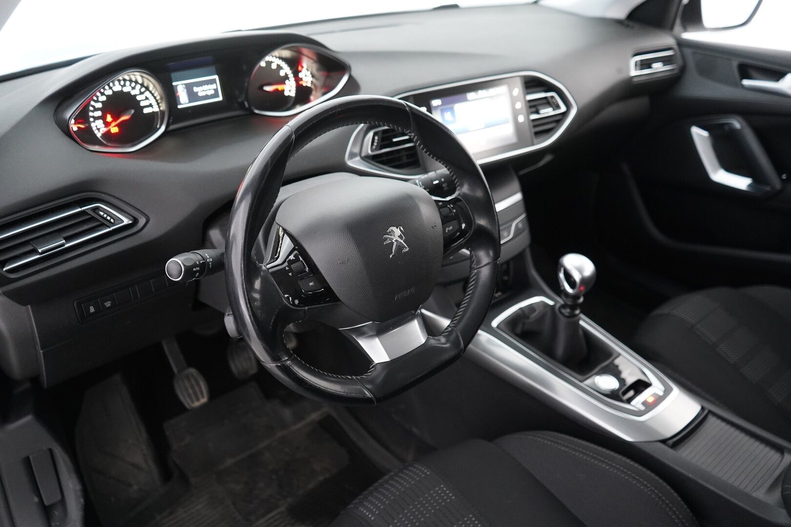 Peugeot 308 2016 SW Allure Edition PureTech 130 *Myydään huutokaupat.com sivustolla* - Suomi-auto / Jakopää tehty 09/2025 / Kahdet hyvät renkaat 