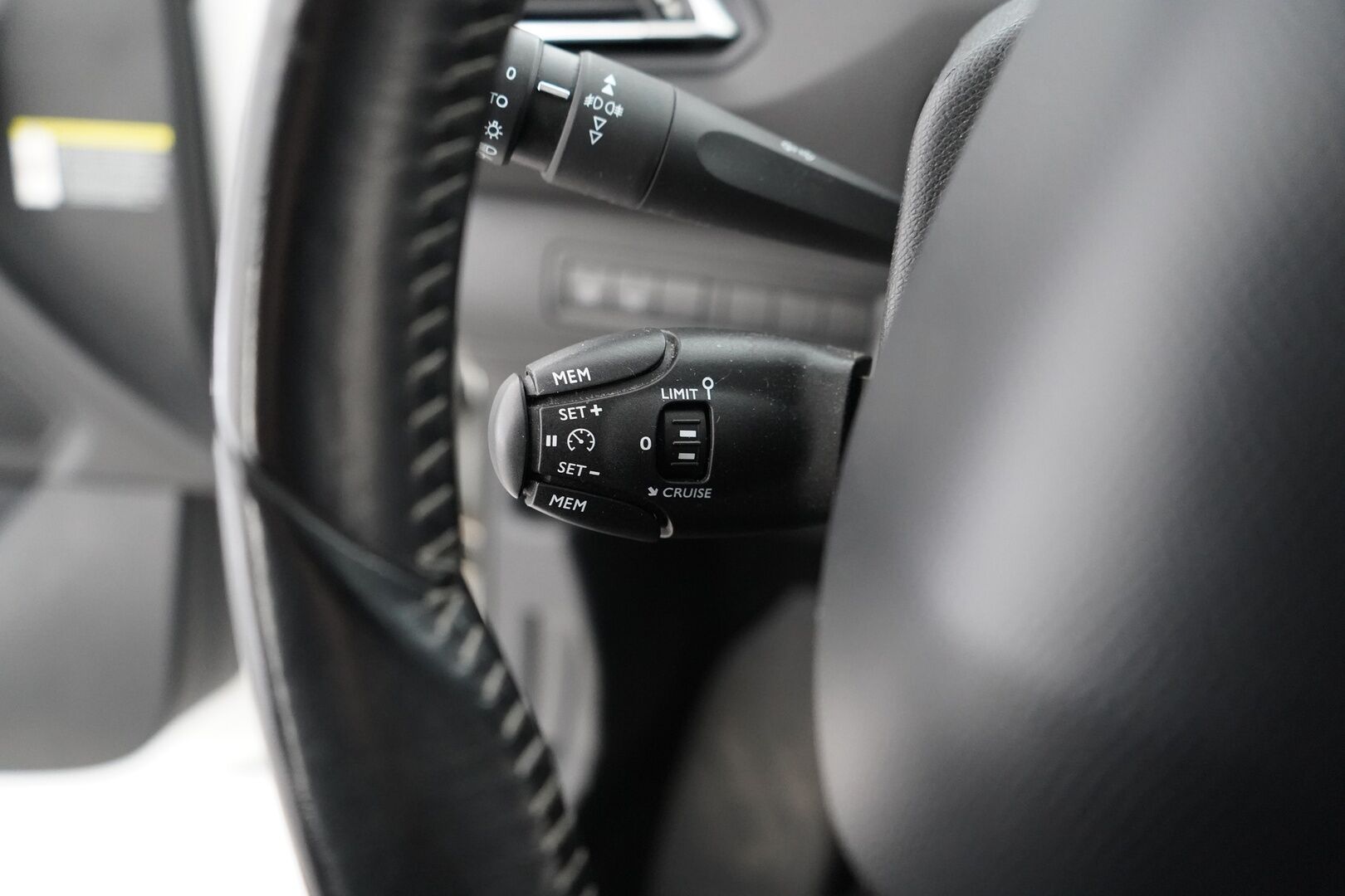 Peugeot 308 2016 SW Allure Edition PureTech 130 *Myydään huutokaupat.com sivustolla* - Suomi-auto / Jakopää tehty 09/2025 / Kahdet hyvät renkaat 