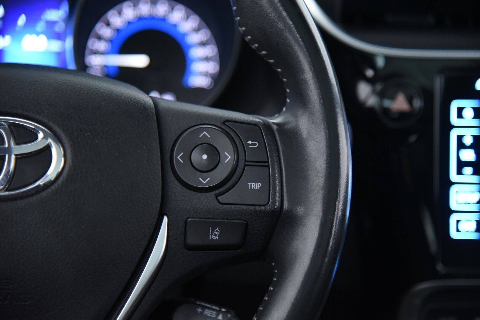 Toyota Auris 2016 Touring Sports 1,8 Hybrid Premium / Vakkari / P.kamera / Lohkolämmitin / NAVI - 2x Toyota vanteet hyvillä renkailla / Merkkihuollettu !