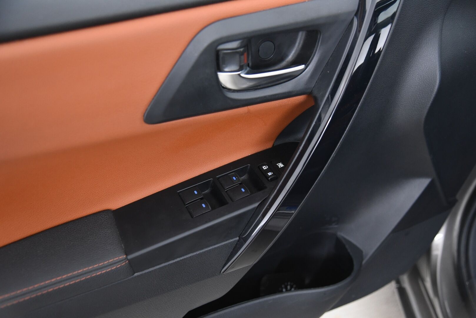 Toyota Auris 2016 Touring Sports 1,8 Hybrid Premium / Vakkari / P.kamera / Lohkolämmitin / NAVI - 2x Toyota vanteet hyvillä renkailla / Merkkihuollettu !