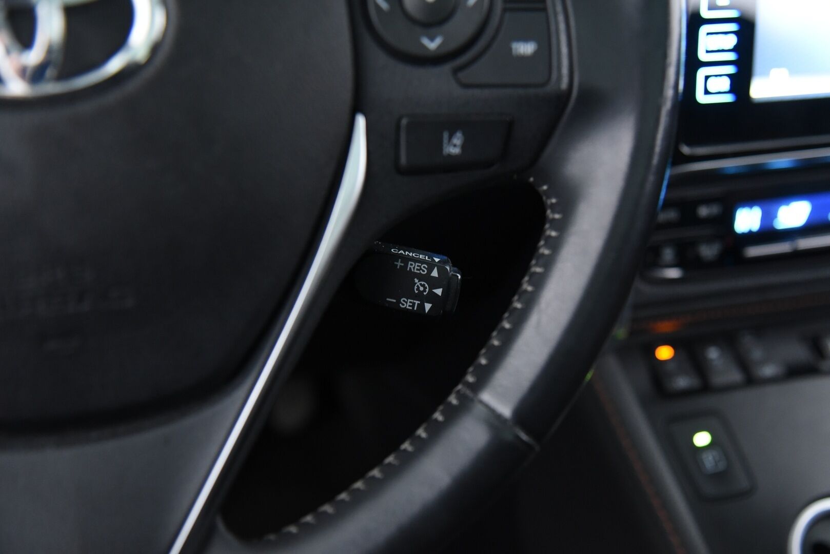 Toyota Auris 2016 Touring Sports 1,8 Hybrid Premium / Vakkari / P.kamera / Lohkolämmitin / NAVI - 2x Toyota vanteet hyvillä renkailla / Merkkihuollettu !