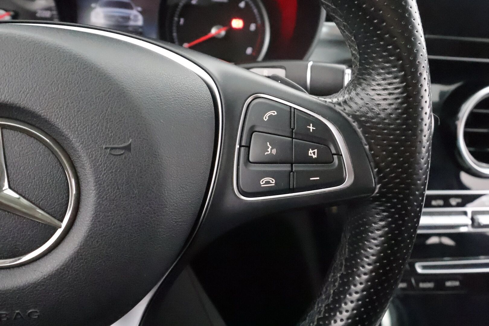 Mercedes-Benz C 2016 220d 4Matic Business AMG - | Distronic | Webasto | ILS-LED | P.Tutkat | Sportpenkit | Navi | Kaistavahti | Katveavustin | Suomi-auto | Kahdet renkaat aluvanteilla |