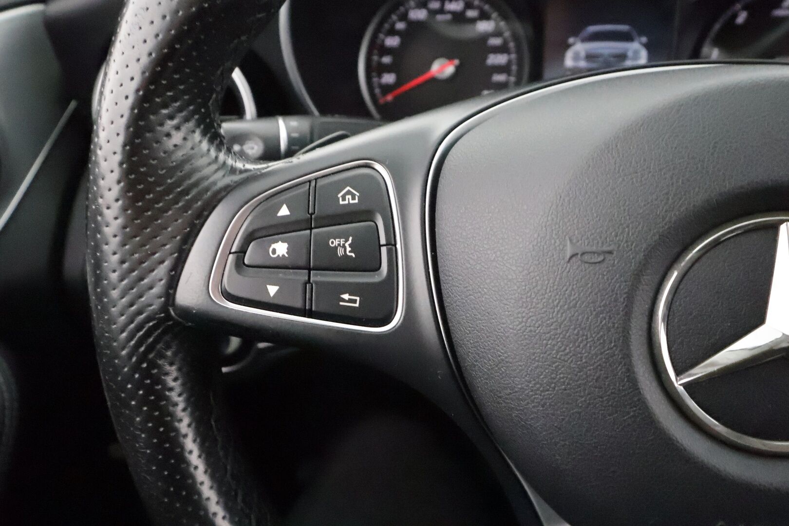 Mercedes-Benz C 2016 220d 4Matic Business AMG * Webasto / Distronic / ILS-LED / P.Tutkat / Sportpenkit / Navi / Kaistavahti / Katveavustin * - Suomi-auto / Kahdet renkaat aluvanteilla - HULLUT AVAJAISHULINAT KORKOTARJOUS 3,29 %