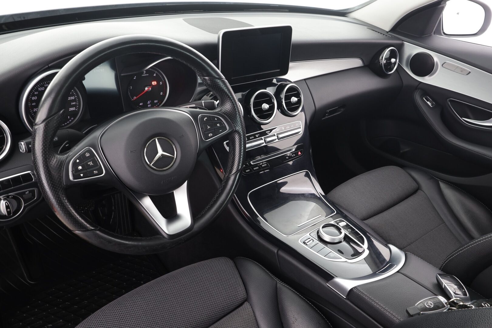 Mercedes-Benz C 2016 220d 4Matic Business AMG - | Distronic | Webasto | ILS-LED | P.Tutkat | Sportpenkit | Navi | Kaistavahti | Katveavustin | Suomi-auto | Kahdet renkaat aluvanteilla |