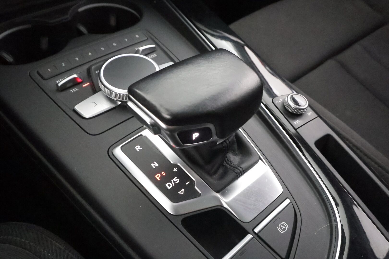 Audi A4 2017 Avant Land of quattro 2,0 TFSI 185 kW quattro S tronic - | Vakkari | Webasto | Koukku | B&O | Matrix-LED | HUD | Panorama | 360-Kamera | Sporttipenkit | Digimittaristo | Apple&Android | Suomi-auto | Kahdet Renkaat |