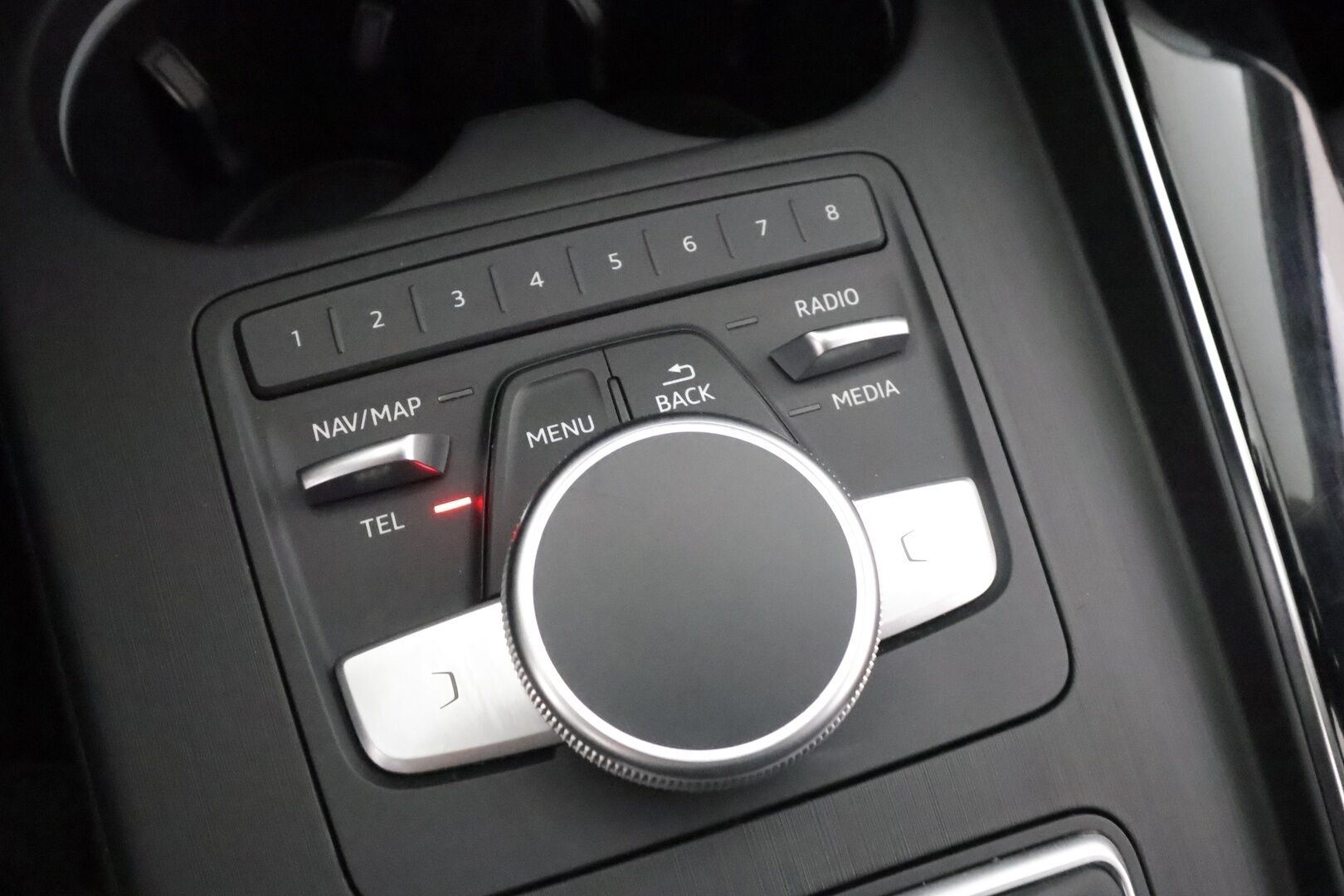 Audi A4 2017 Avant Land of quattro 2,0 TFSI 185 kW quattro S tronic - | Vakkari | Webasto | Koukku | B&O | Matrix-LED | HUD | Panorama | 360-Kamera | Sporttipenkit | Digimittaristo | Apple&Android | Suomi-auto | Kahdet Renkaat |