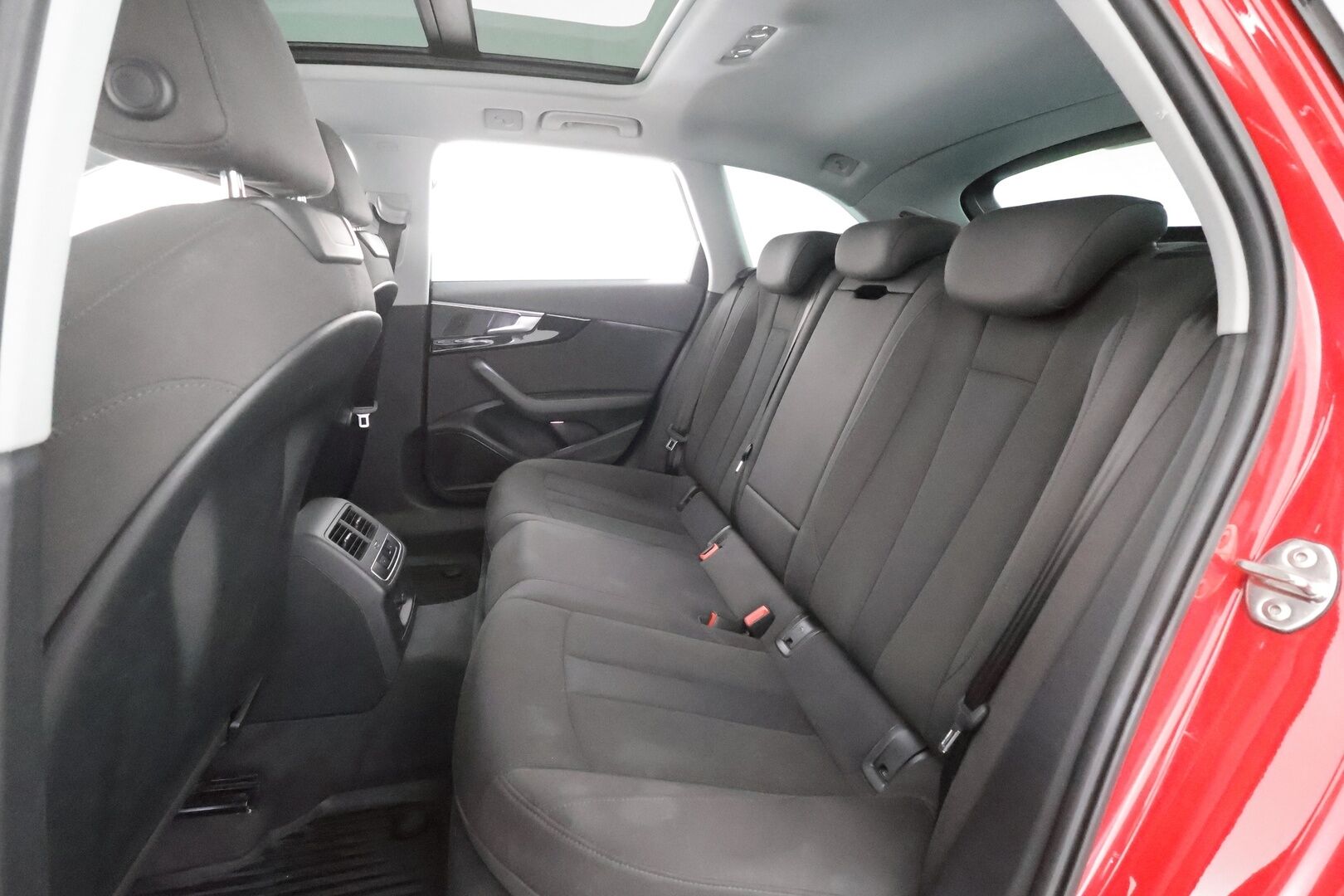 Audi A4 2017 Avant Land of quattro 2,0 TFSI 185 kW quattro S tronic - | Vakkari | Webasto | Koukku | B&O | Matrix-LED | HUD | Panorama | 360-Kamera | Sporttipenkit | Digimittaristo | Apple&Android | Suomi-auto | Kahdet Renkaat |