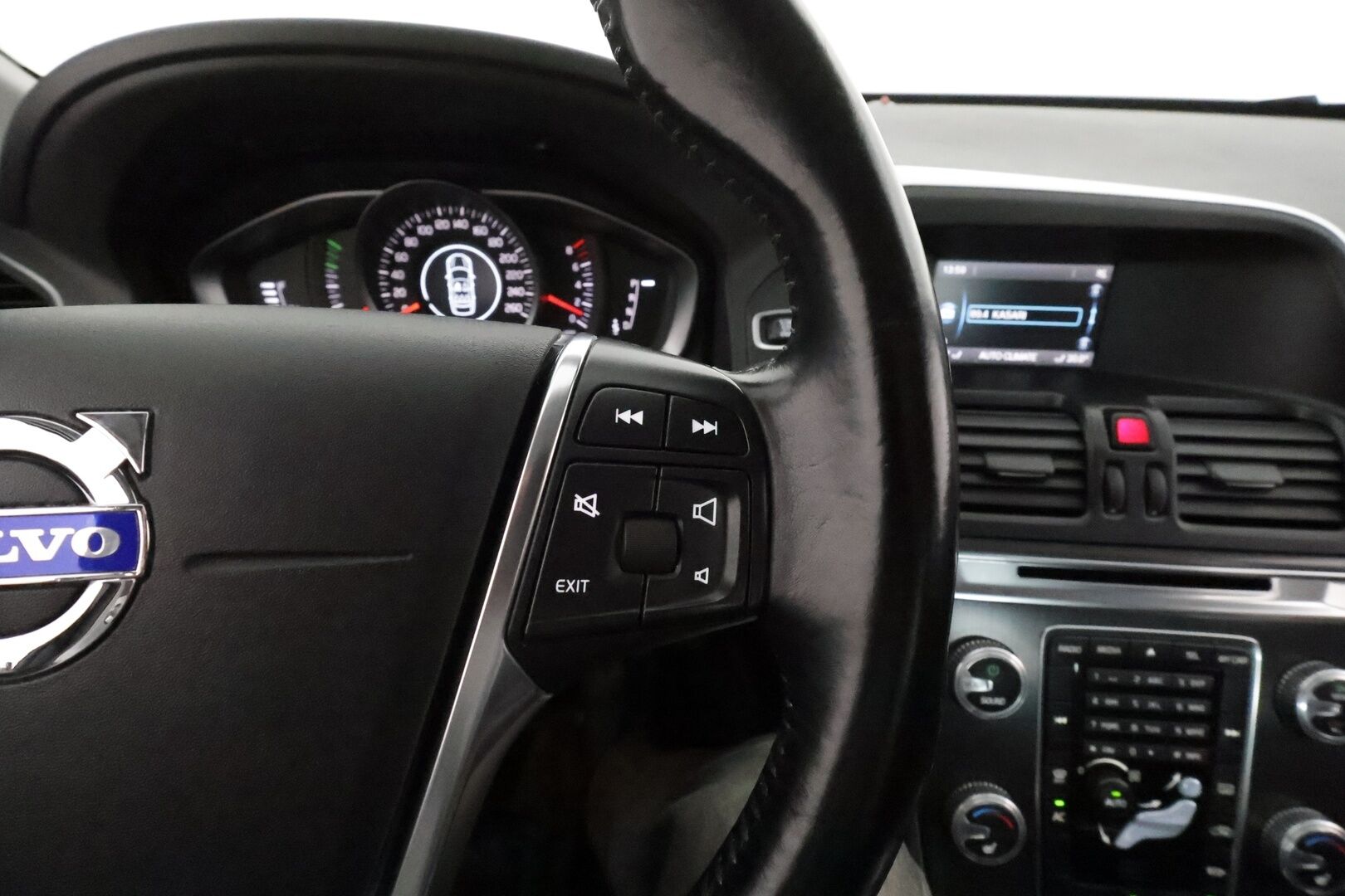 Volvo XC60 2015 T5 Momentum aut **Suomi-auto / Facelift / Xenon / P.Tutkat / Puolinahat / Vakkari** - Kahdet Renkaat