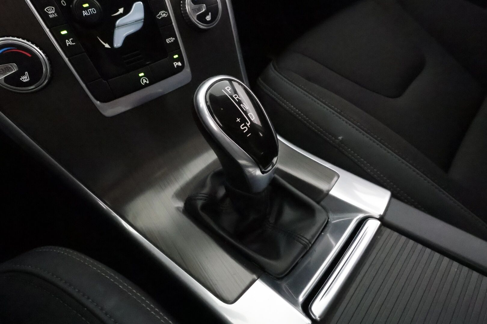 Volvo XC60 2015 T5 Momentum aut **Suomi-auto / Facelift / Xenon / P.Tutkat / Puolinahat / Vakkari** - Kahdet Renkaat