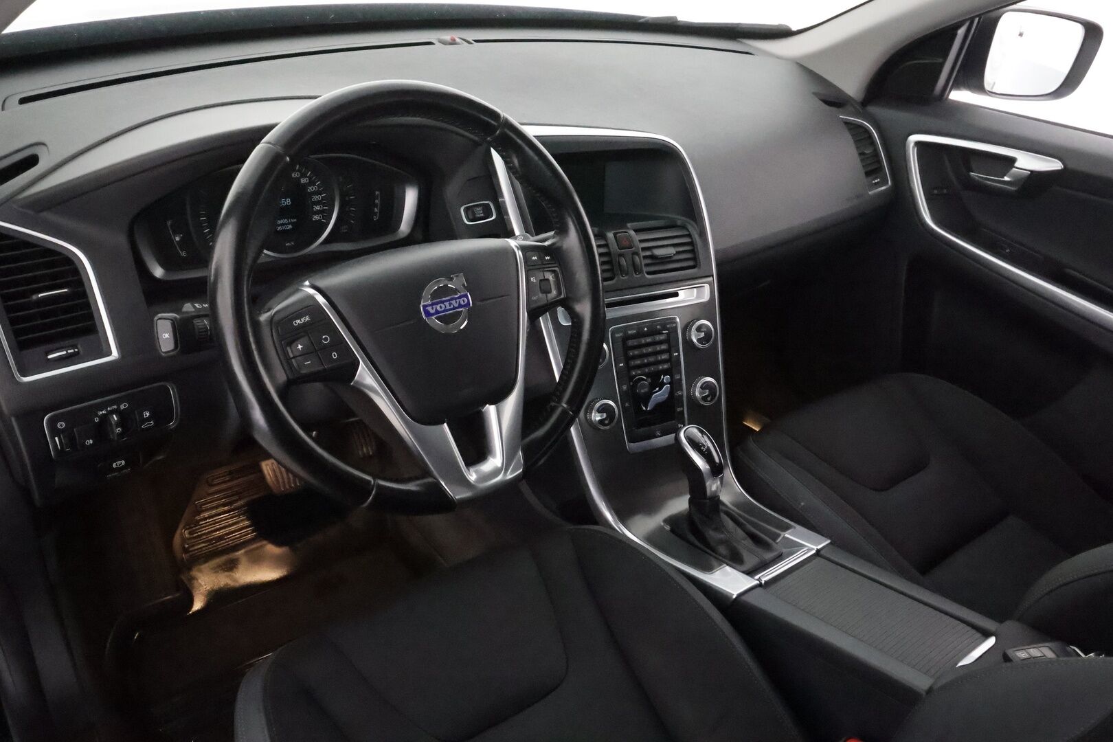 Volvo XC60 2015 T5 Momentum aut **Suomi-auto / Facelift / Xenon / P.Tutkat / Puolinahat / Vakkari** - Kahdet Renkaat