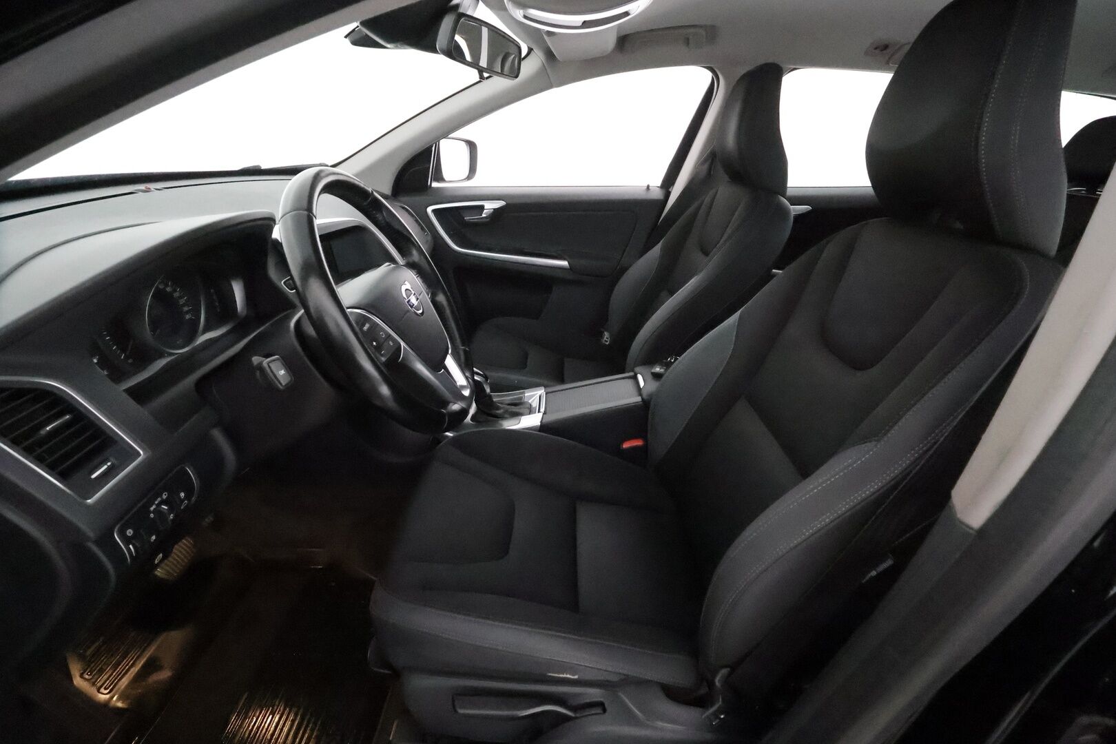 Volvo XC60 2015 T5 Momentum aut **Suomi-auto / Facelift / Xenon / P.Tutkat / Puolinahat / Vakkari** - Kahdet Renkaat