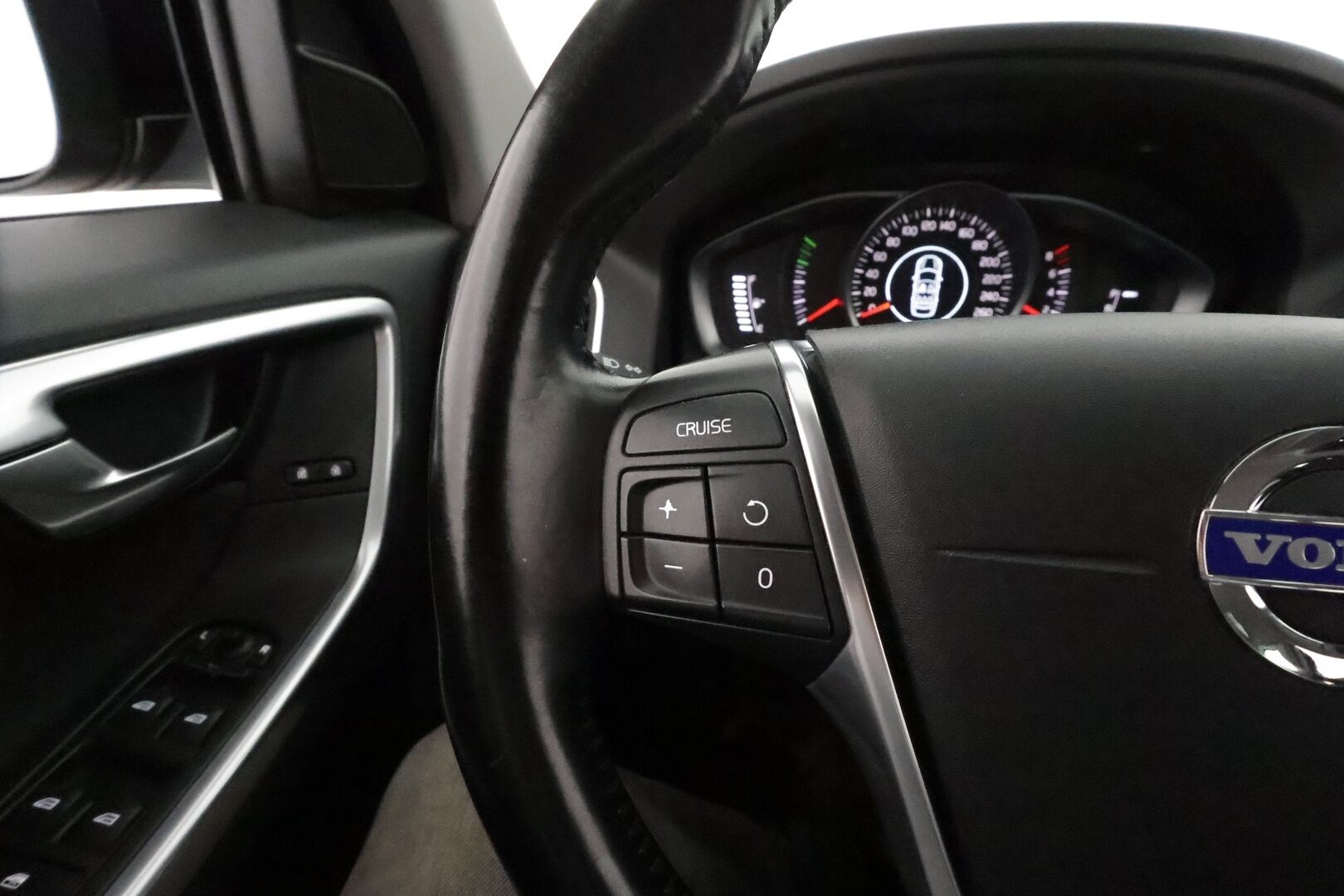 Volvo XC60 2015 T5 Momentum aut **Suomi-auto / Facelift / Xenon / P.Tutkat / Puolinahat / Vakkari** - Kahdet Renkaat