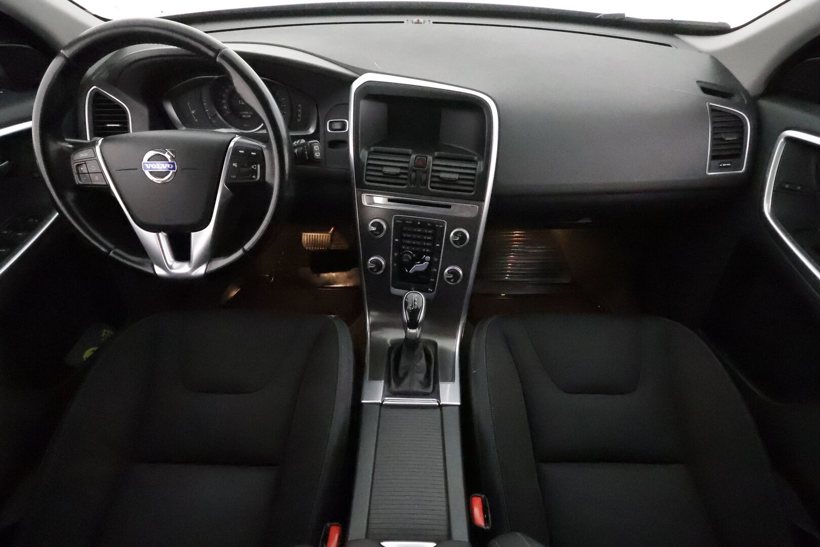 Volvo XC60 2015 T5 Momentum aut **Suomi-auto / Facelift / Xenon / P.Tutkat / Puolinahat / Vakkari** - Kahdet Renkaat