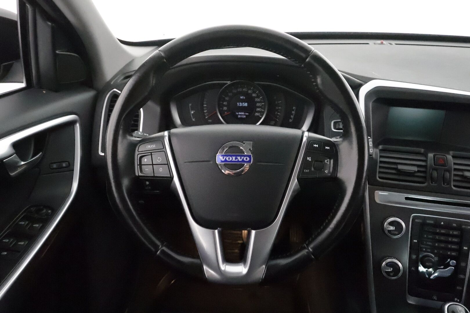 Volvo XC60 2015 T5 Momentum aut **Suomi-auto / Facelift / Xenon / P.Tutkat / Puolinahat / Vakkari** - Kahdet Renkaat