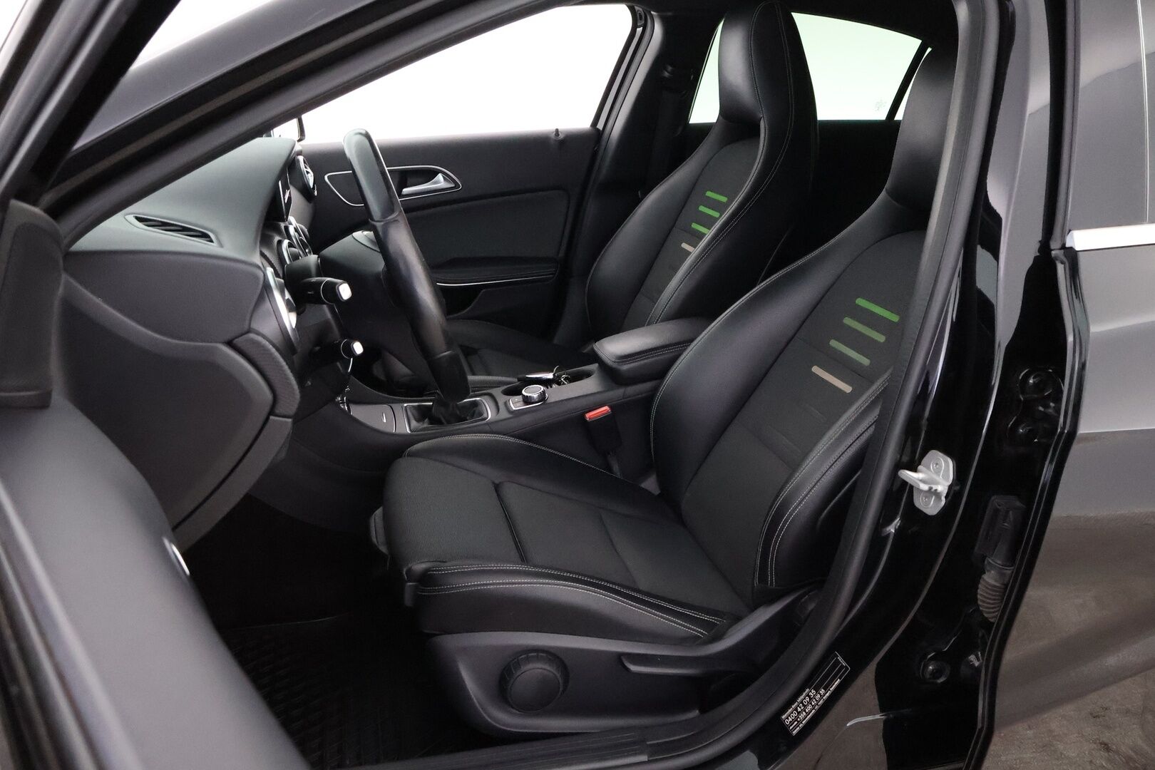 Mercedes-Benz A 2016 160 d * Suomiauto / Vakkari / Peruutustutkat / Puolinahkasisusta / Sporttipenkit / - Juuri huollettu / 2x Renkaat aluvantein / Juuri tullut Tampereelle!