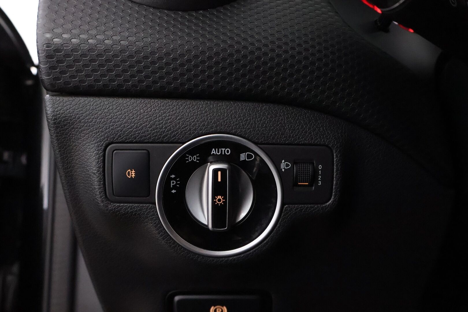 Mercedes-Benz A 2016 160 d * Suomiauto / Vakkari / Peruutustutkat / Puolinahkasisusta / Sporttipenkit / - Juuri huollettu / 2x Renkaat aluvantein / Juuri tullut Tampereelle!
