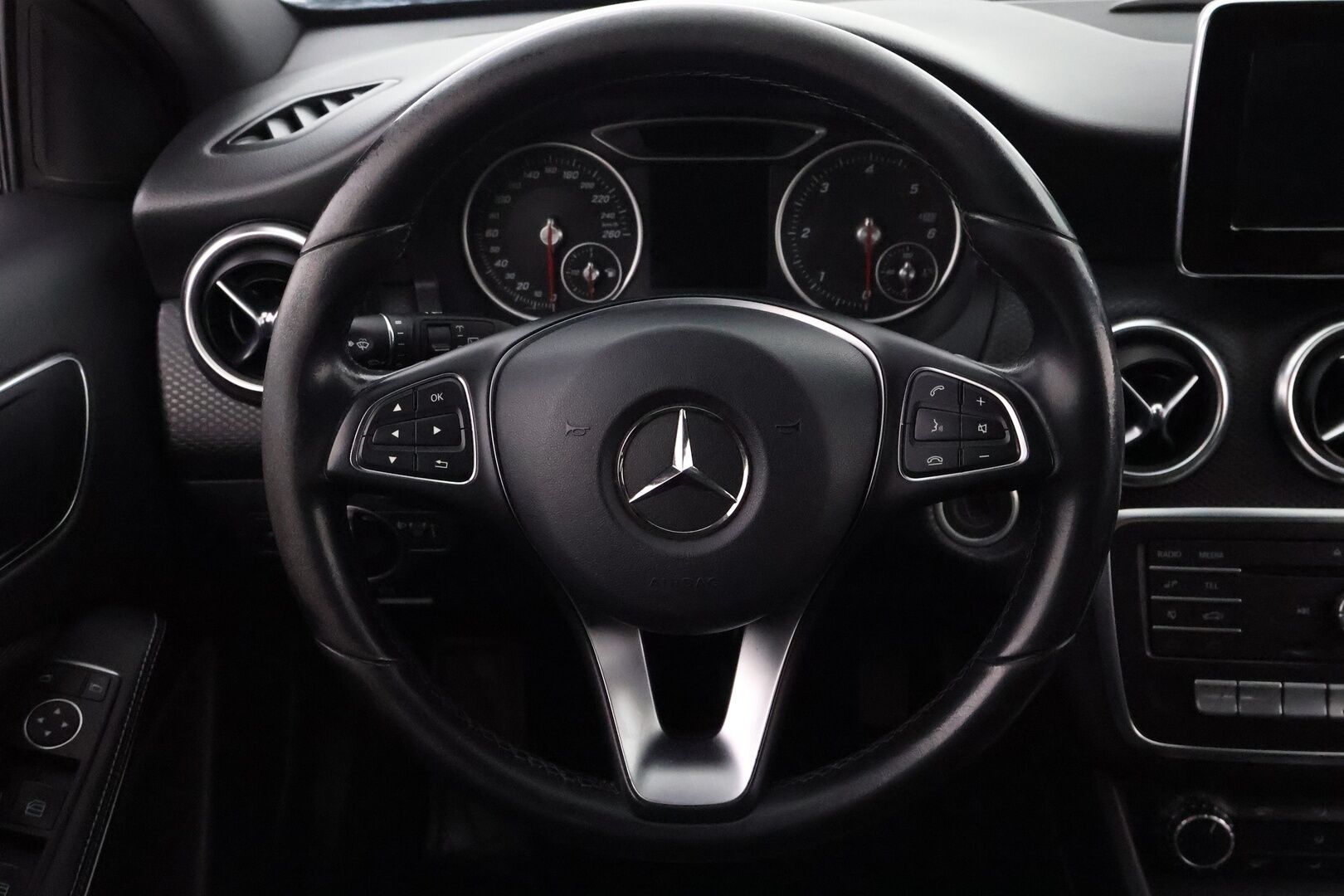 Mercedes-Benz A 2016 160 d * Suomiauto / Vakkari / Peruutustutkat / Puolinahkasisusta / Sporttipenkit / - Juuri huollettu / 2x Renkaat aluvantein / Juuri tullut Tampereelle!