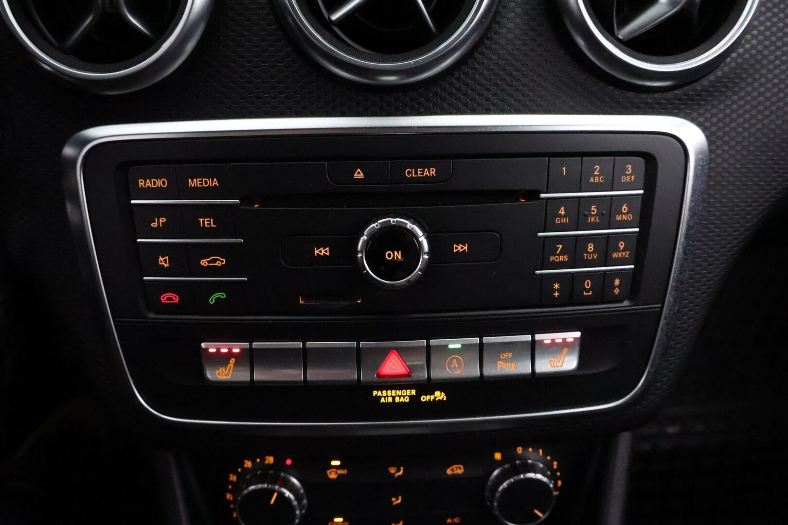 Mercedes-Benz A 2016 160 d * Vakkari / Tutkat / Lohkolämmitin / Sporttipenkit * - Suomi- auto / 2x Renkaat aluvantein / Ilman Adblue