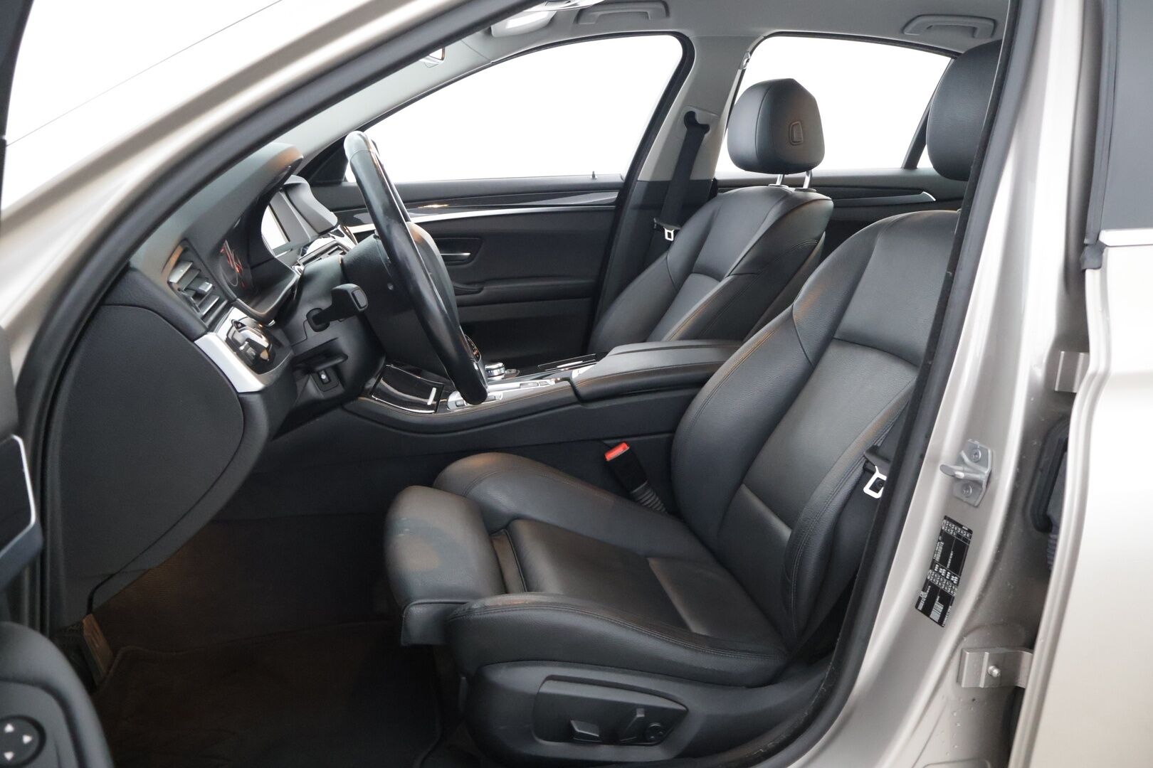 BMW 518 2016 d A Sedan Business Exclusive Edition F10 LCI / Lohko / Nahkasportit / Osasähköpenkit / Tutkat / Vakionopeudensäädin * - 2x hyvät renkaat / Huollot OK / Siisti!