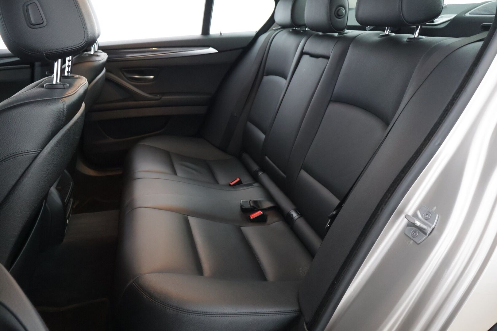 BMW 518 2016 d A Sedan Business Exclusive Edition F10 LCI / Lohko / Nahkasportit / Osasähköpenkit / Tutkat / Vakionopeudensäädin * - 2x hyvät renkaat / Huollot OK / Siisti!