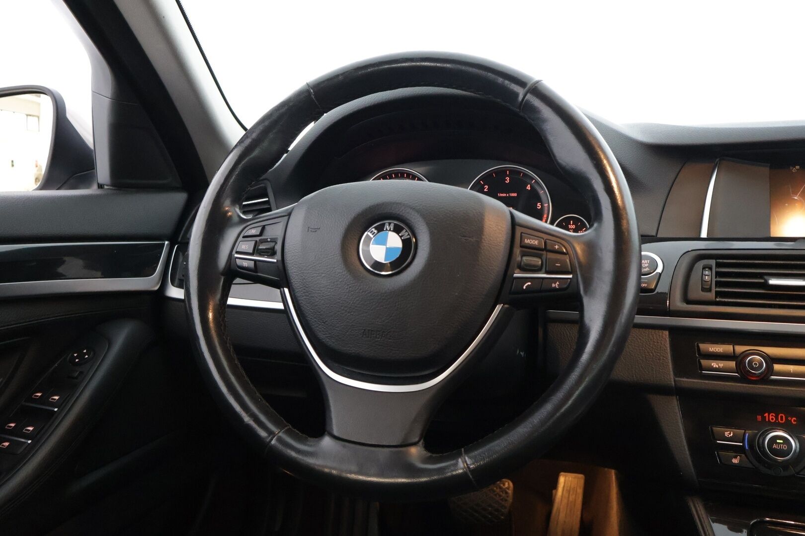 BMW 518 2016 F10 Sedan 518d A Business Exclusive Edition / Lohko / Nahkasportit / Osasähköpenkit / Tutkat* - 2x hyvät renkaat / Huollot OK / Siisti!