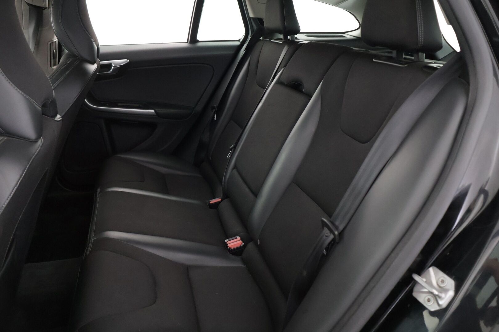 Volvo V60 Cross Country 2016 D4 AWD Business aut - Suomi-auto | Webasto | Vetokouku | Vakkari | Puolnahat | 2x Renkaat alumiinivanteilla | Upea huoltohistoria! 