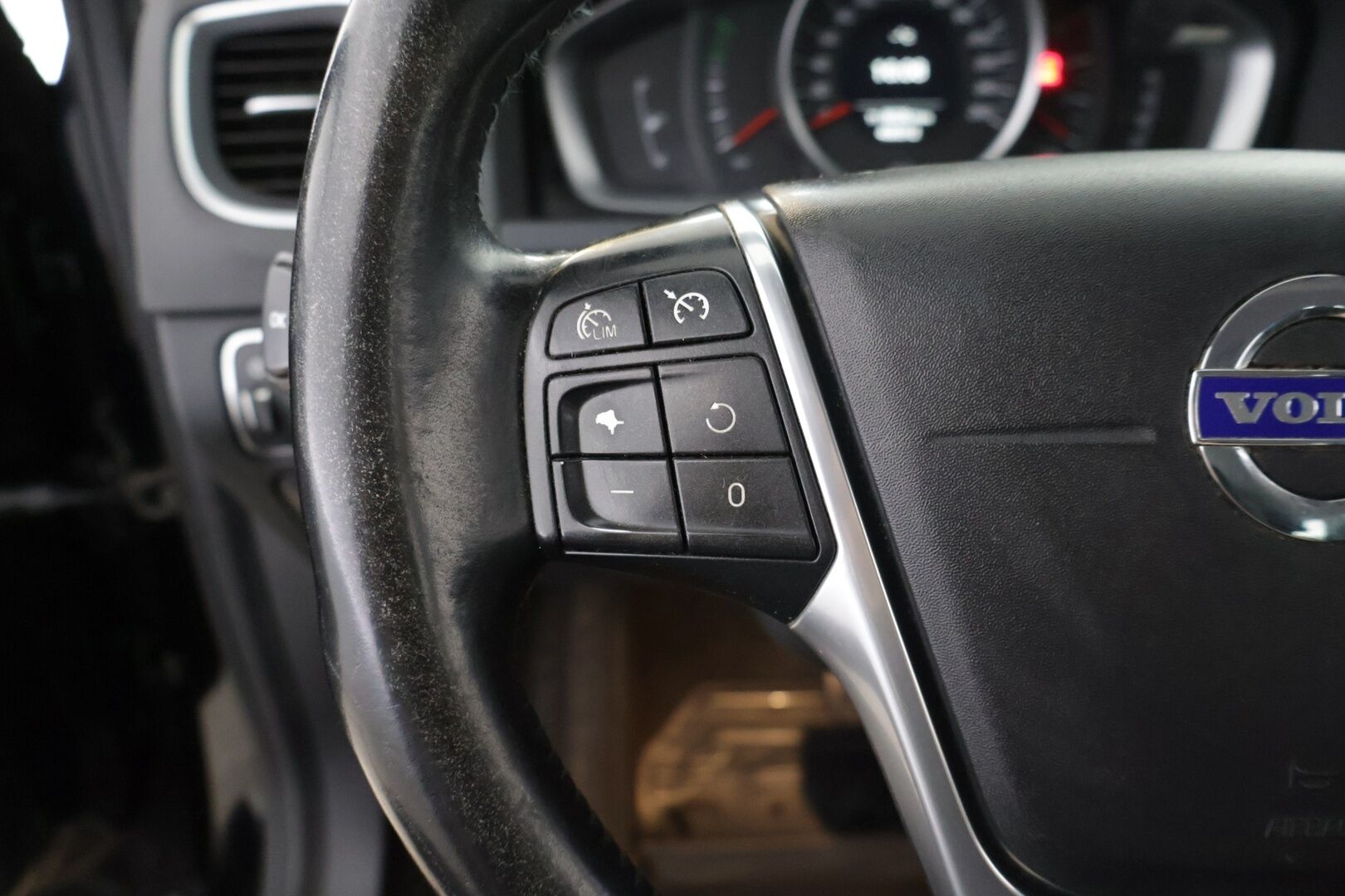 Volvo V60 Cross Country 2016 D4 AWD Business aut - Suomi-auto | Webasto | Vetokouku | Vakkari | Puolnahat | 2x Renkaat alumiinivanteilla | Upea huoltohistoria! 