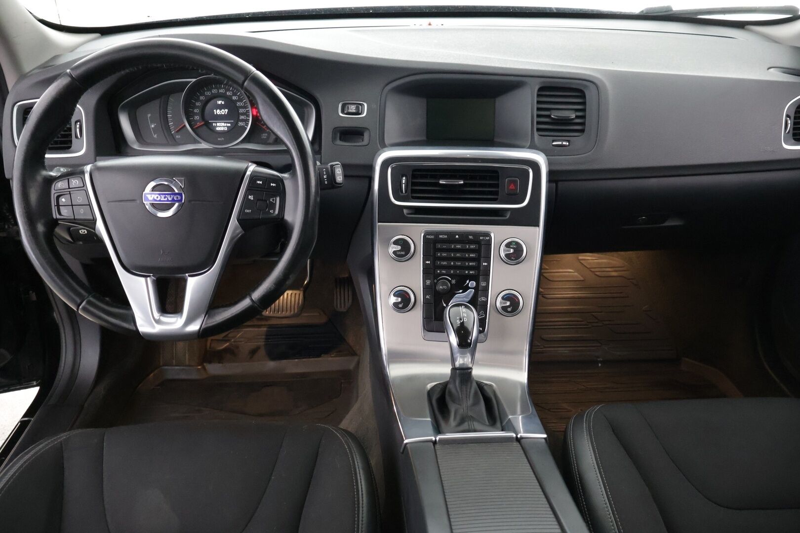 Volvo V60 Cross Country 2016 D4 AWD Business aut - Suomi-auto | Webasto | Vetokouku | Vakkari | Puolnahat | 2x Renkaat alumiinivanteilla | Upea huoltohistoria! 
