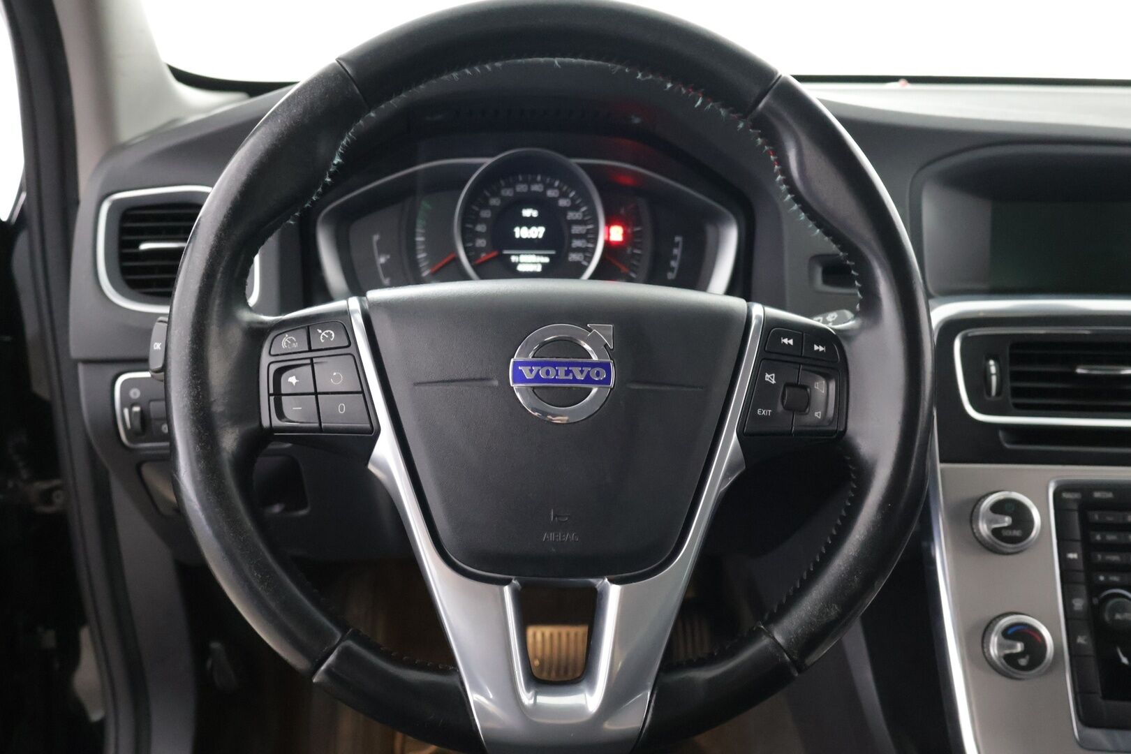 Volvo V60 Cross Country 2016 D4 AWD Business aut - Suomi-auto | Webasto | Vetokouku | Vakkari | Puolnahat | 2x Renkaat alumiinivanteilla | Upea huoltohistoria! 
