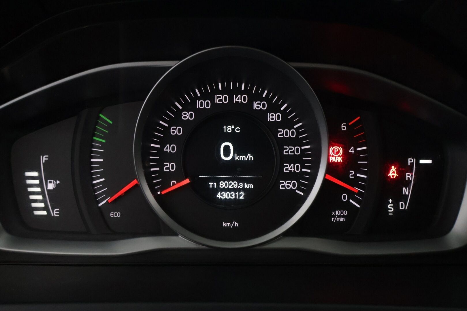 Volvo V60 Cross Country 2016 D4 AWD Business aut - Suomi-auto | Webasto | Vetokouku | Vakkari | Puolnahat | 2x Renkaat alumiinivanteilla | Upea huoltohistoria! 