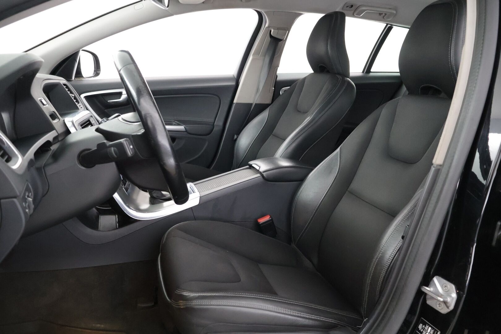 Volvo V60 Cross Country 2016 D4 AWD Business aut - Suomi-auto | Webasto | Vetokouku | Vakkari | Puolnahat | 2x Renkaat alumiinivanteilla | Upea huoltohistoria! 