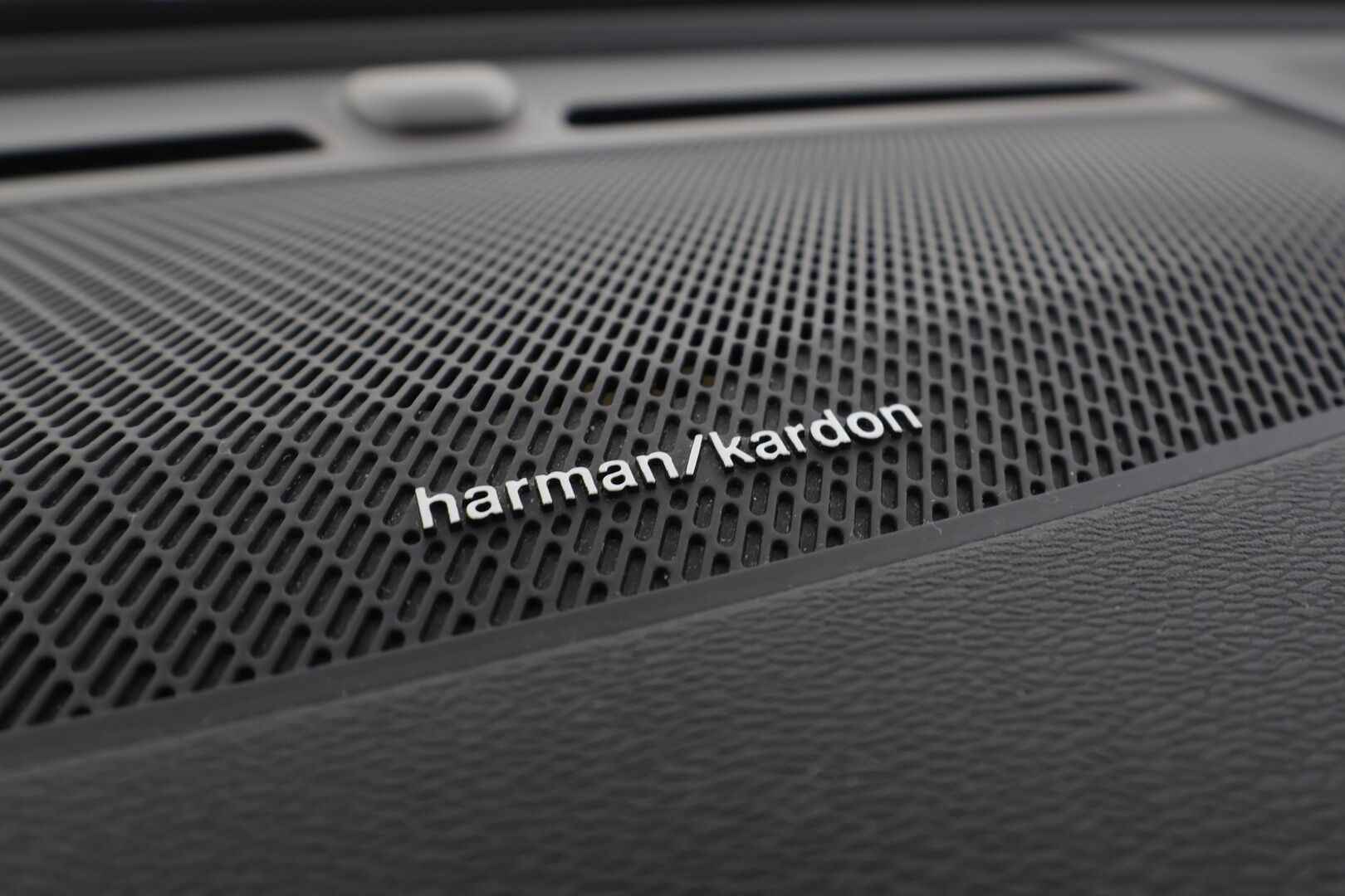 Volvo XC40 2019 D4 AWD Business R-Design aut * ACC / P.kamera / H&K / Webasto / Full LED / Panorama / KeylessGo / Muistipenkki * - 1.Om Suomi-auto / Kahdet renkaat aluvanteilla / Merkkihuollettu / Huippuvarusteet