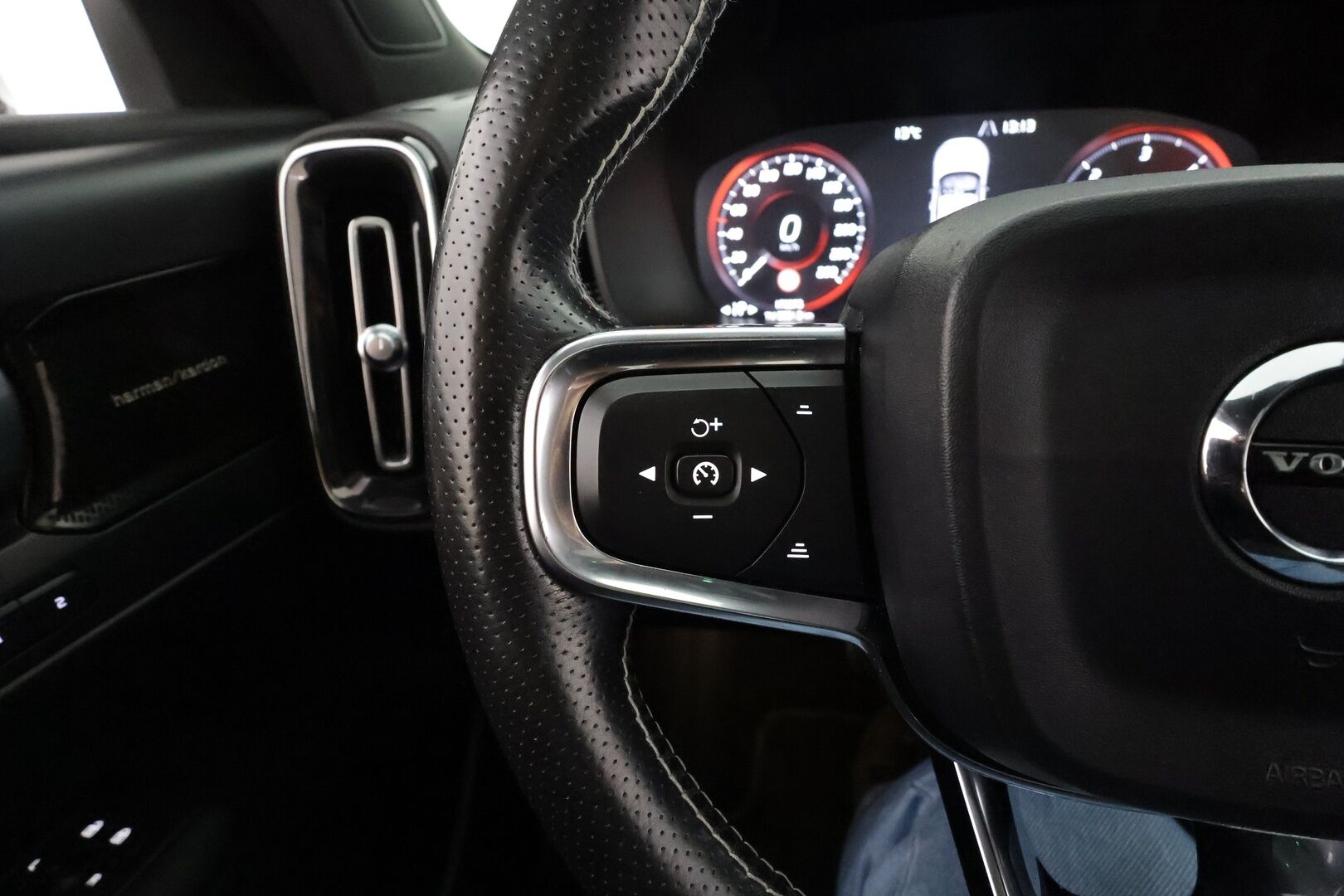 Volvo XC40 2019 D4 AWD Business R-Design aut * ACC / P.kamera / H&K / Webasto / Full LED / Panorama / KeylessGo / Muistipenkki * - 1.Om Suomi-auto / Kahdet Nokian renkaat OEM Vanteilla / Merkkihuollettu / Jakohihna vaihdettu - HULLUT AVAJAISHULINAT KORKOTARJOUS 3,29 %