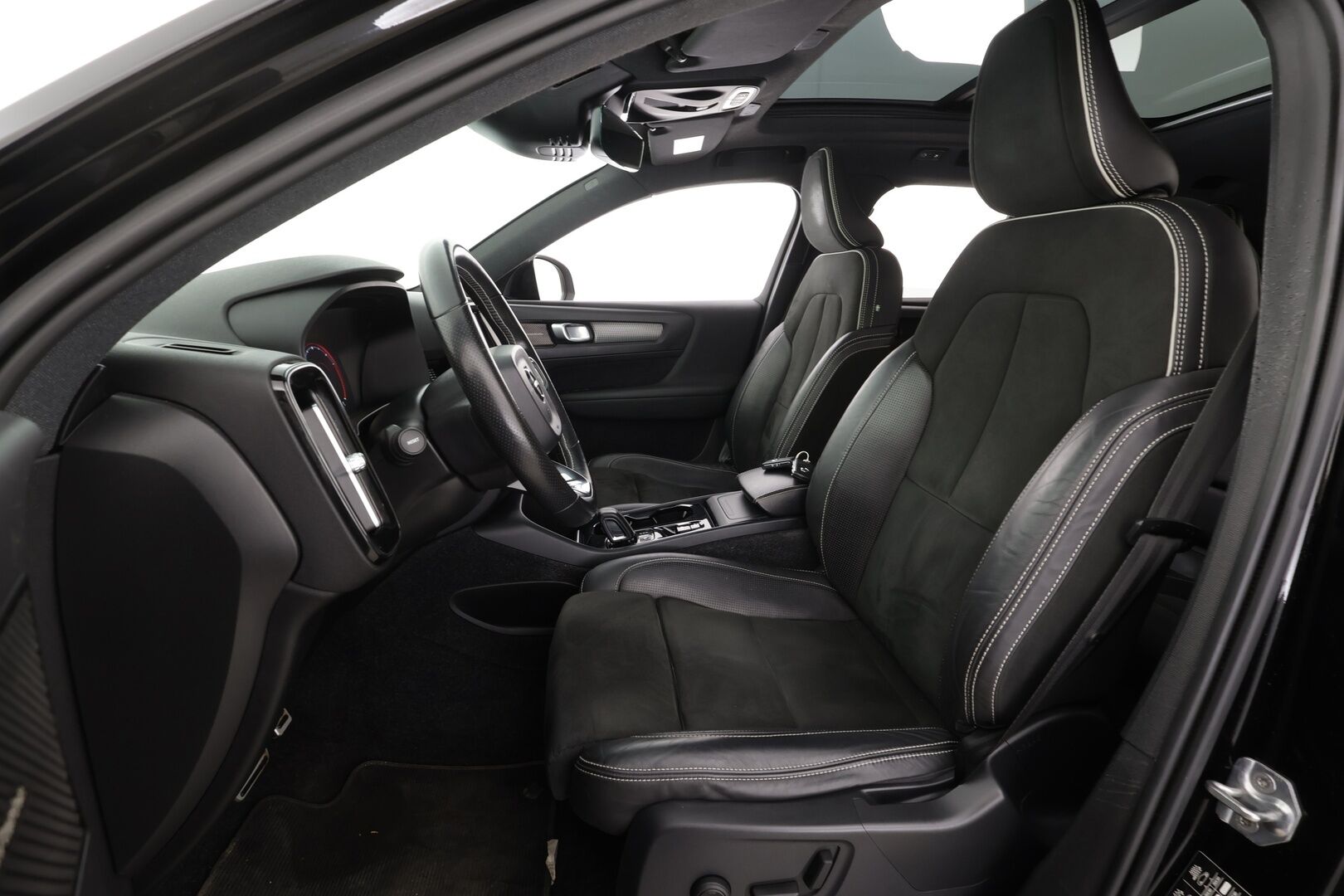 Volvo XC40 2019 D4 AWD Business R-Design aut * ACC / P.kamera / H&K / Webasto / Full LED / Panorama / KeylessGo / Muistipenkki * - 1.Om Suomi-auto / Kahdet renkaat aluvanteilla / Merkkihuollettu / Huippuvarusteet