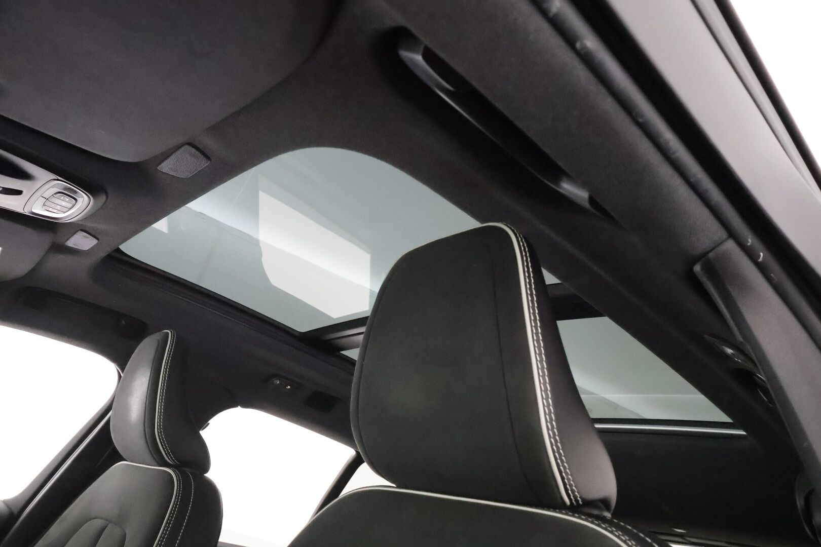 Volvo XC40 2019 D4 AWD Business R-Design aut * ACC / P.kamera / H&K / Webasto / Full LED / Panorama / KeylessGo / Muistipenkki * - 1.Om Suomi-auto / Kahdet renkaat aluvanteilla / Merkkihuollettu / Huippuvarusteet