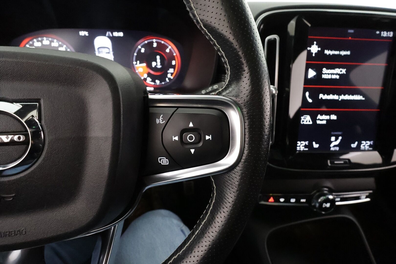 Volvo XC40 2019 D4 AWD Business R-Design aut * ACC / P.kamera / H&K / Webasto / Full LED / Panorama / KeylessGo / Muistipenkki * - 1.Om Suomi-auto / Kahdet renkaat aluvanteilla / Merkkihuollettu / Huippuvarusteet