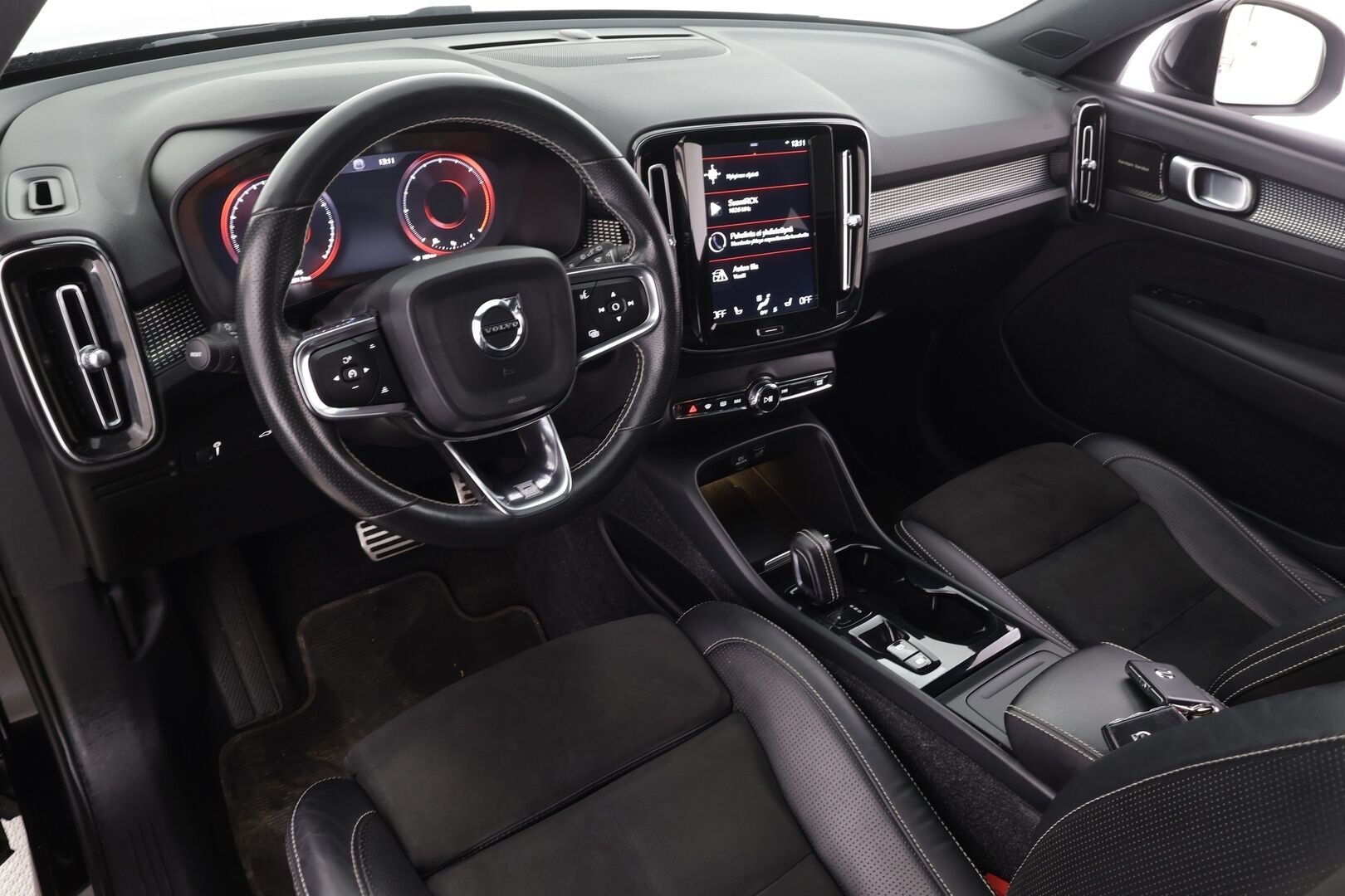 Volvo XC40 2019 D4 AWD Business R-Design aut * ACC / P.kamera / H&K / Webasto / Full LED / Panorama / KeylessGo / Muistipenkki * - 1.Om Suomi-auto / Kahdet Nokian renkaat OEM Vanteilla / Merkkihuollettu / Jakohihna vaihdettu
