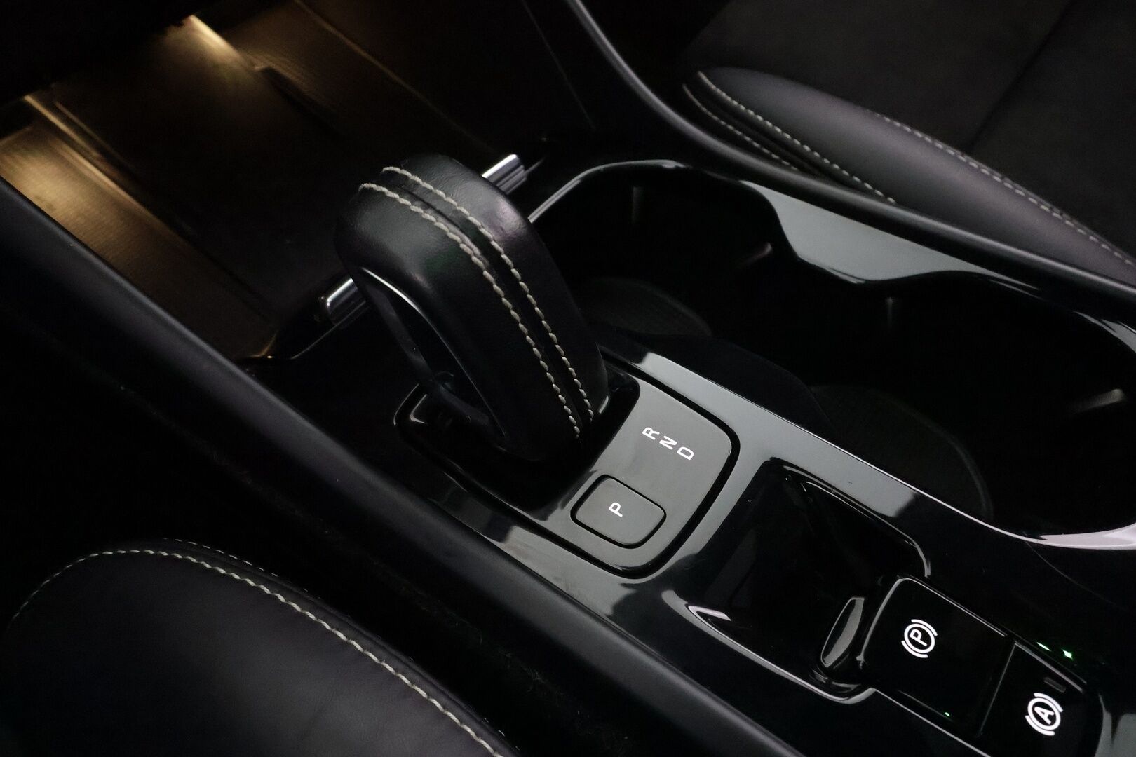 Volvo XC40 2019 D4 AWD Business R-Design aut * ACC / P.kamera / H&K / Webasto / Full LED / Panorama / KeylessGo / Muistipenkki * - 1.Om Suomi-auto / Kahdet Nokian renkaat OEM Vanteilla / Merkkihuollettu / Jakohihna vaihdettu
