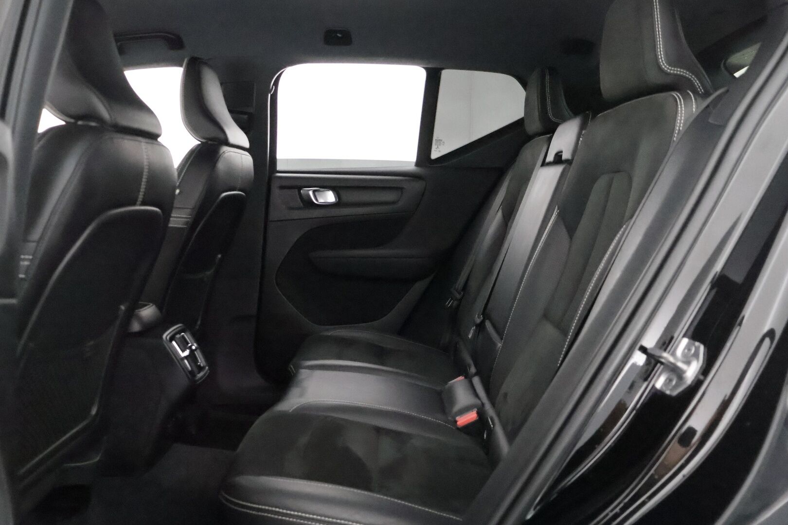 Volvo XC40 2019 D3 AWD Business R-Design aut **Webasto / Adapt.Vakkari / LED-valot / Sporttipenkit / P.Tutkat / Kaistavahti** - 3,99 % KORKOTARJOUS TÄHÄN AUTOON - Suomi-auto / Digimittaristo / KeylessGO / 2x Renkaat